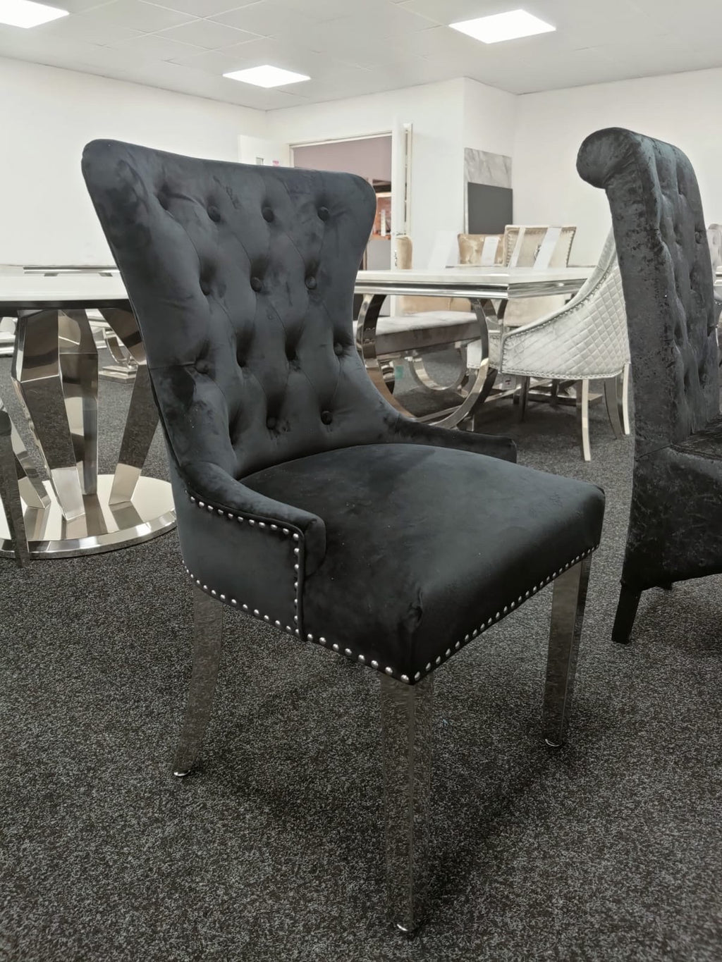 Vienna White Round Dining Table Set With 4 Chelsea Lion Knockerback Ch